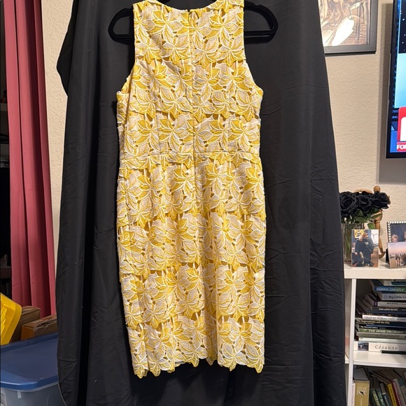Maggy London Yellow Lace Floral sheath Dress – Size 10 – Excellent Condition - Picture 6 of 7